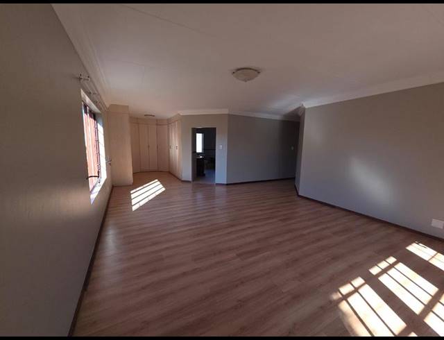 6 BEDROOM HOUSE FOR SALE IN MIDSTREAM ESTATE